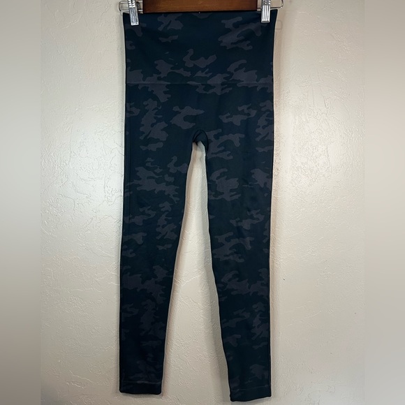 SPANX Look at Me Now Seamless Black Camo Leggings Womens Size Medium - Picture 5 of 7